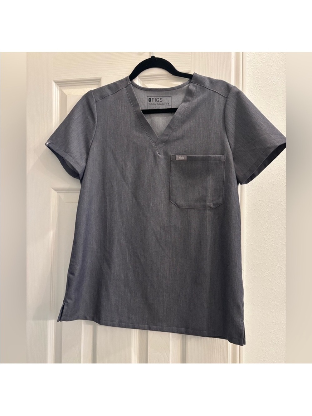 FIGS Women’s V-Neck Scrub Top - Gray